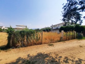 İsabeylide villa bölgesinde, etrafı çevrili 3 kat imarlı..