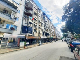Şehir merkezinde, cadde üzeri, ara kat daire..
