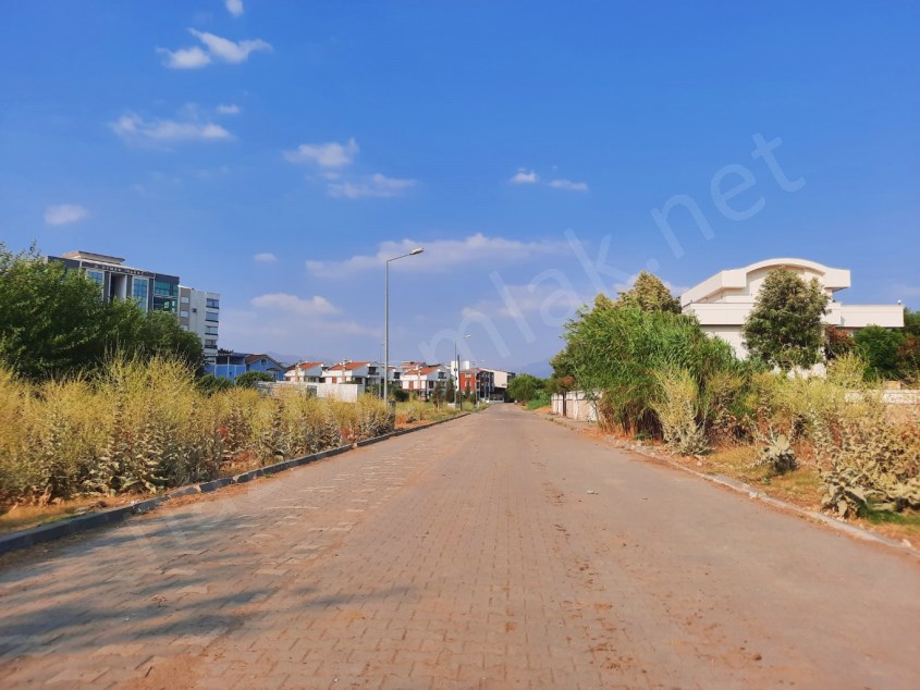 Yeni mah. de villa bölgesinde, 3 kat imarlı arsa..