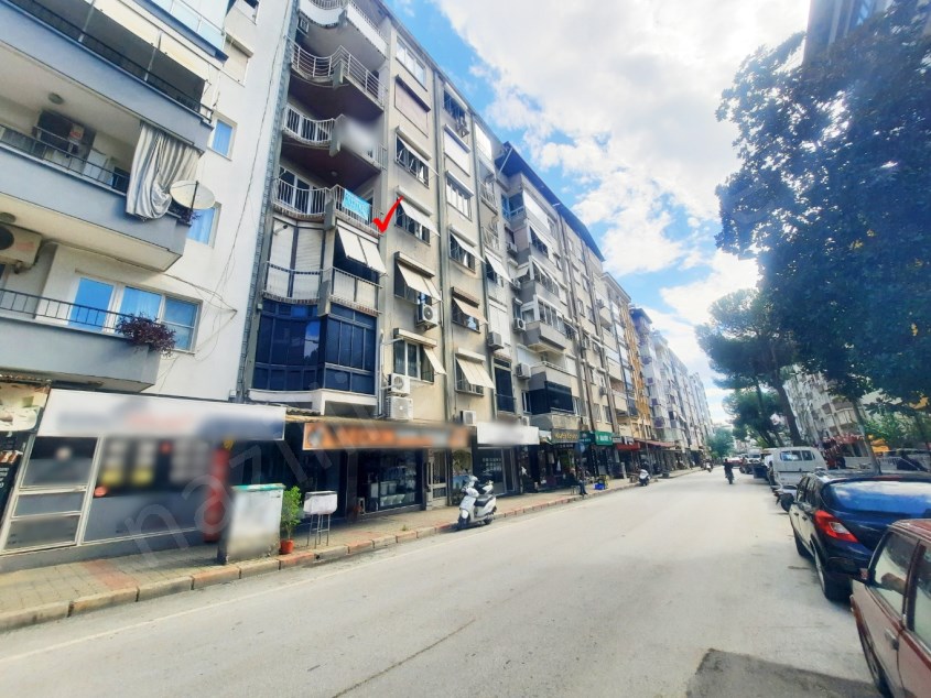 Şehir merkezinde, cadde üzeri, ara kat daire..