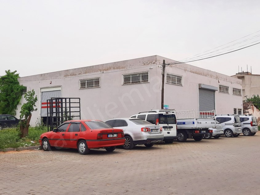 Yeni Sanayide müstakil, işletmeye uygun, köşebaşı geniş dükkan..