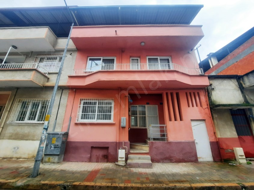 Turan mah.de iki katlı bina..