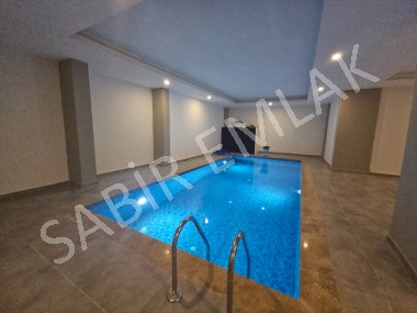 Alanya Mahmutlar Satılık 1+1 daire yeni bina acık ve kapalı havuz var