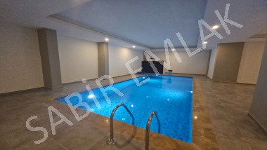 Alanya Mahmutlar Satılık 1+1 daire yeni bina acık ve kapalı havuz var