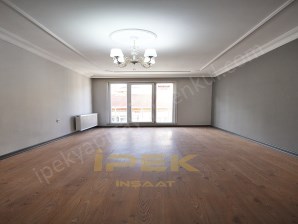 BEYLİKDÜZÜ İPEK İNŞAATTAN MERKEZİ KONUMDA CADDE ÜZERİ GENİŞ KULLANIMA SAHİP  ŞIK GÖRSELLİ DAİREMİZ 