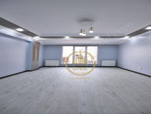 İPEK İNŞAATTAN BEYLİKDÜZÜ MEYDANA   E 5 VE METROBÜSE  YÜRÜME MESFESİNDE 2+1 BALKONLU ARAKAT DAİRE..