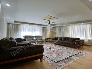  KIRAÇ MEYDANA VE YÜRÜYÜŞ YOLUNA YÜRÜME MESAFESİNDE ARAKAT EMSALİNDE 3+1 YÜKSEKGİRİŞ DAİRE..!