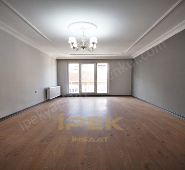 BEYLİKDÜZÜ İPEK İNŞAATTAN MERKEZİ KONUMDA CADDE ÜZERİ GENİŞ KULLANIMA SAHİP  ŞIK GÖRSELLİ DAİREMİZ 