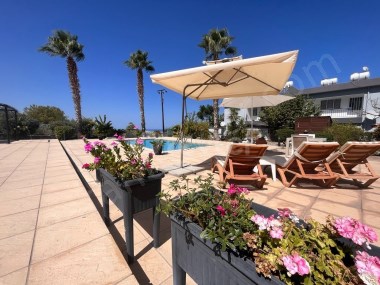 GİRNE ÇATALKÖY DE SATILIK DENİZ VE DAĞ MANZARALI ORTAK HAVUZLU VE BOTANİK  SİTE İÇERİSİNDE 2+1 DAİRE