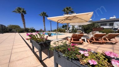 GİRNE ÇATALKÖY DE SATILIK DENİZ VE DAĞ MANZARALI ORTAK HAVUZLU VE BOTANİK  SİTE İÇERİSİNDE 2+1 DAİRE