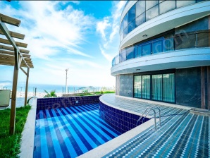 Alanya Tepe Mahallesinde Satılık Lüks Villa – Deniz, Şehir ve Kale Manzaralı