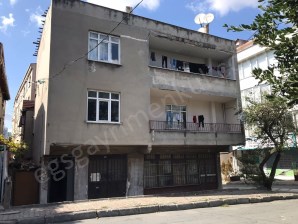 MAHMUTBEYDE SATILIK 3 DAİRE 1 DÜKKANLI BİNA KÖŞE BAŞI