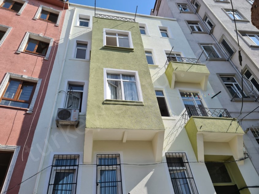 Beyoğlunda 5 Katlı Satılık Bina