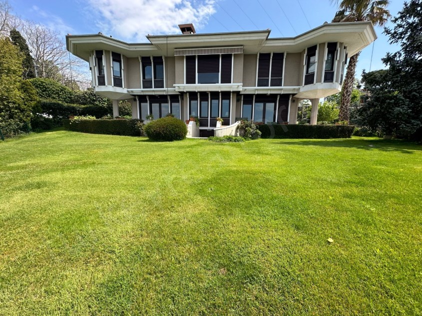Villa for Sale with Bosphorus View in a Boutique Site in Üsküdar