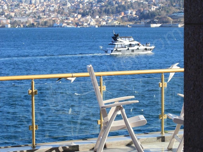 Sarıyer Yeniköyde Bahçeli, Teraslı Satılık Yalı