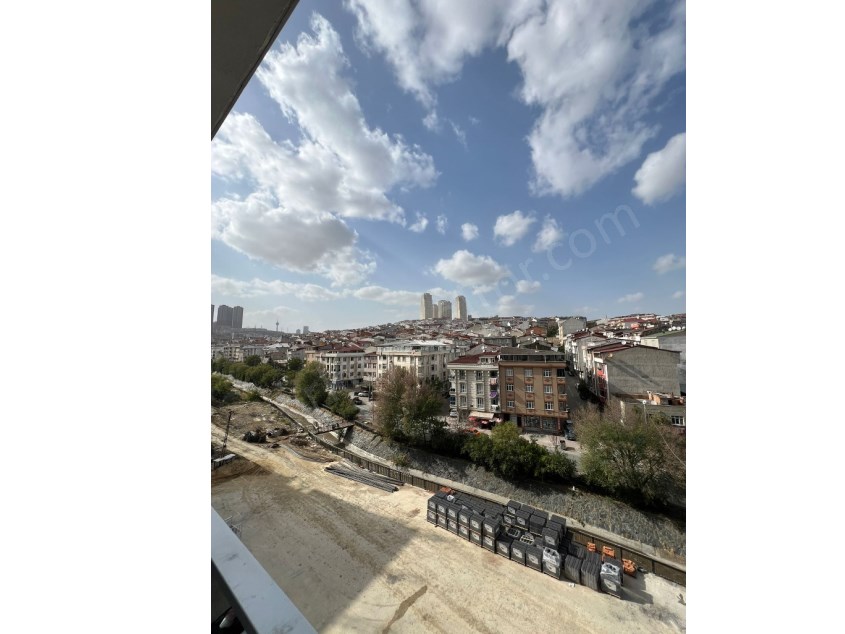 Apartment for Sale in Esenyurt Yeşilkent Neighborhood with Pool