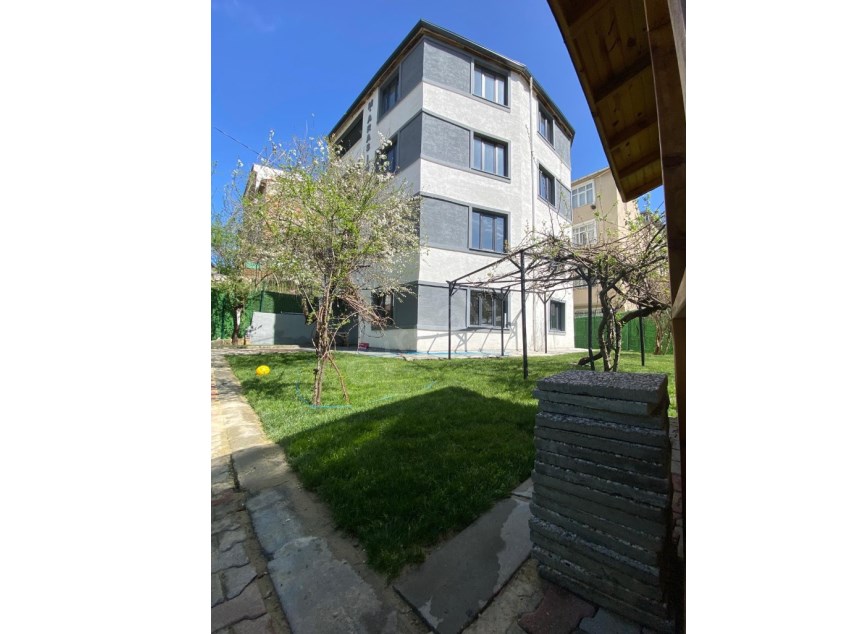 Arnavutköy Merkezde 4 katlı Bahçeli Satılık Villa