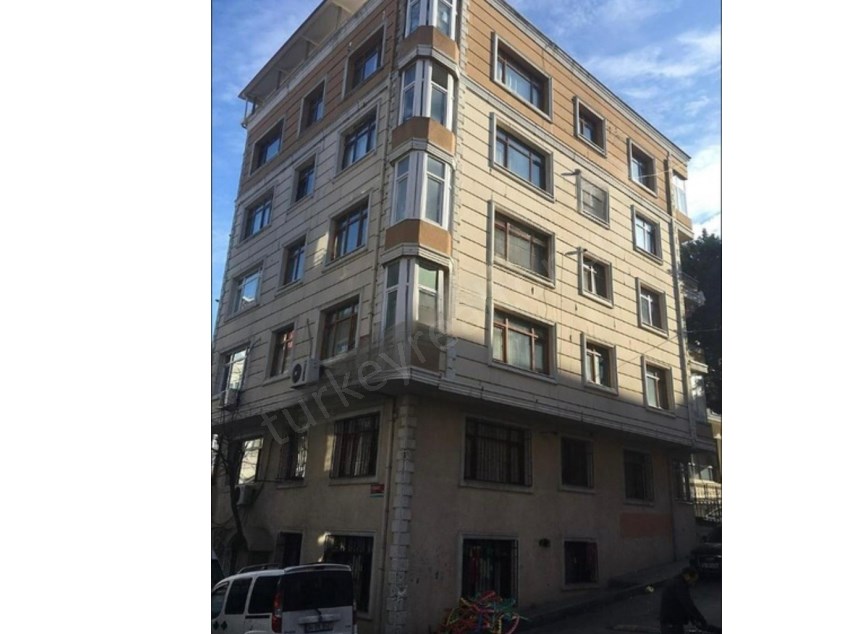 Apartment for Sale in a Building with Elevator, Close to the Golden Horn Beach in Fatih