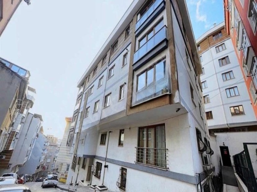 KAĞITHANEDE SİTE İÇERİSİNDE EBEVEYN BANYOLU 2+1 SATILIK DAİRE