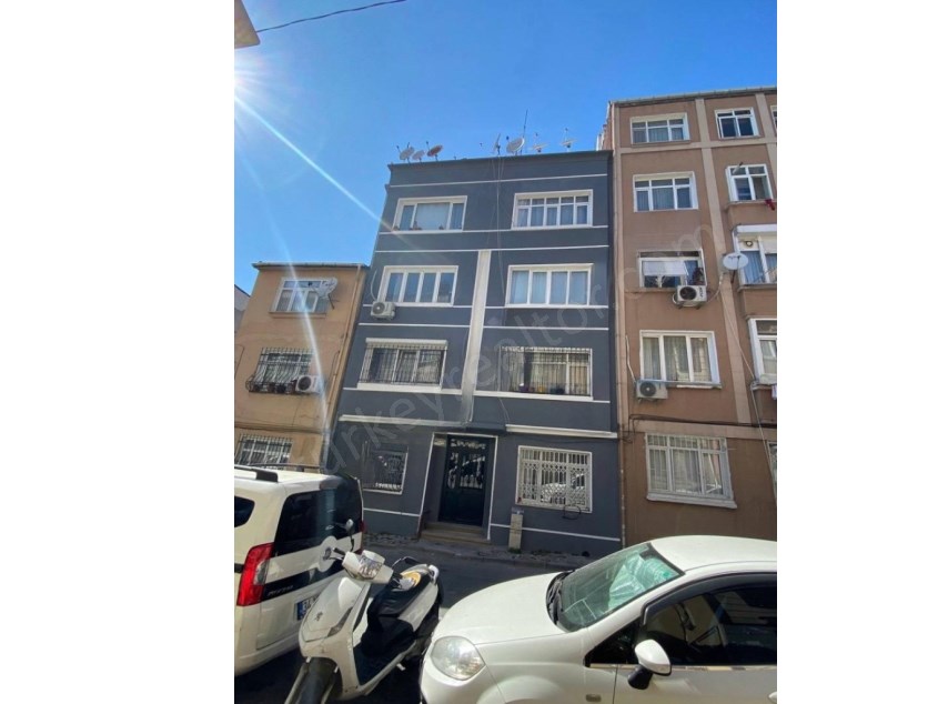 BEYOĞLUNDA ARA KAT BALKONLU SATILIK 1+1 DAİRE