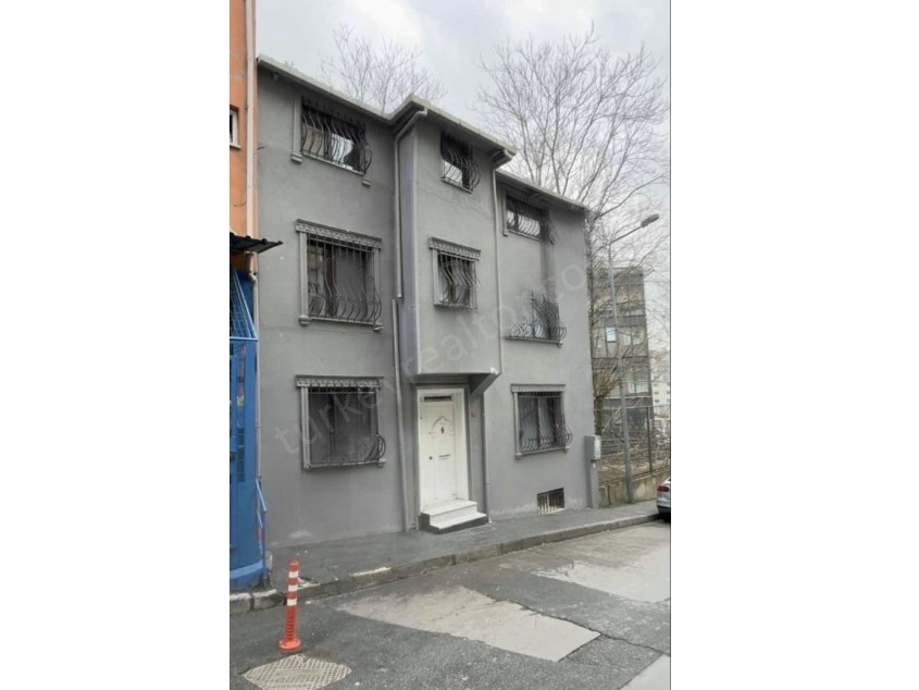 4-STORY, 8-ROOM BUILDING WITH GARDEN FOR SALE IN BEYOĞLU, COMPLETELY RENOVATED