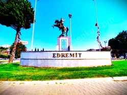İDADAN EDREMİT MEYDANDA LÜKS PLAZADA KİRALIK 2+1 İŞYERİ