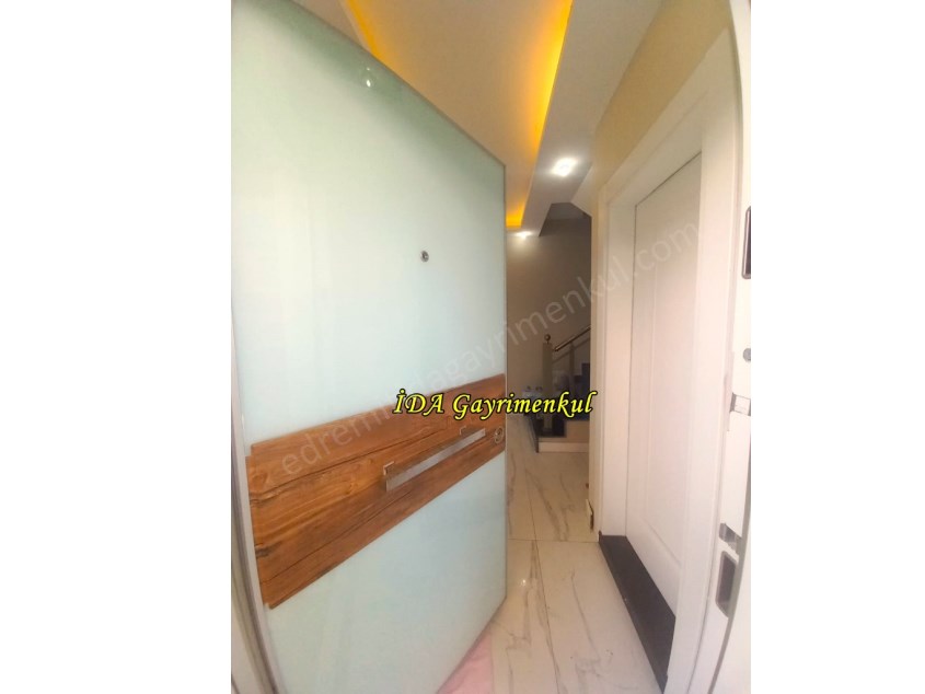 İDADAN EDREMİT NARLIDA DENİZE YAKIN HAVUZLU LÜKS SİTEDE SATILIK 3+1 VİLLA