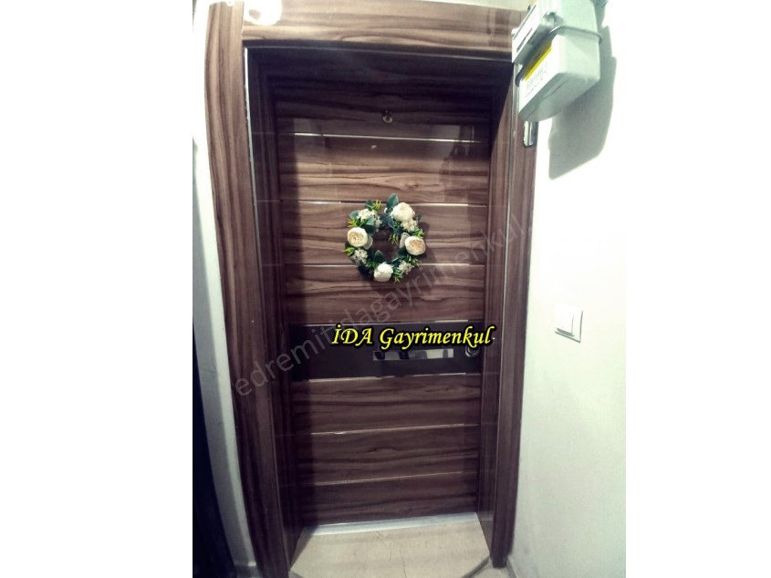 İDADAN EDREMİT AKÇAYDA DENİZE YAKIN DOĞALGAZLI LÜKS BİNADA SATILIK 3+1