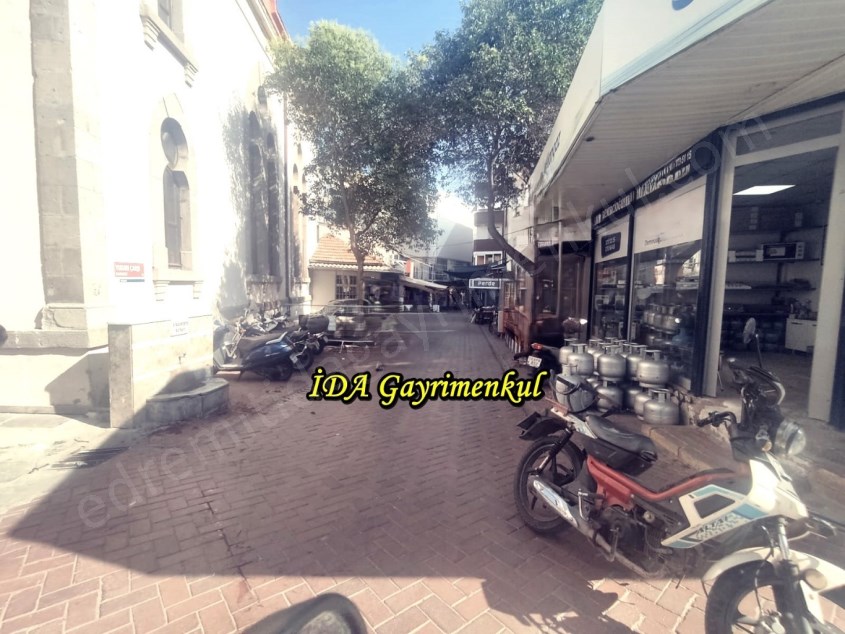 İDADAN EDREMİT GAZİCELALDE ÇARŞI İÇİ SATILIK FIRSAT DÜKKAN