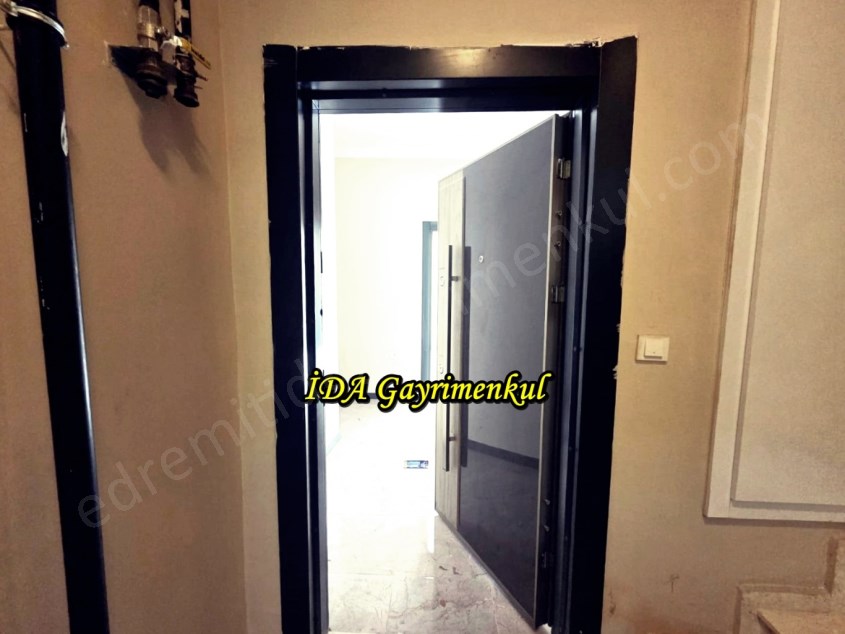İDADAN EDREMİT GAZİCELALDE KAPALI OTOPARKLI DOĞALGAZLI KİRALIK GENİŞ 2+1