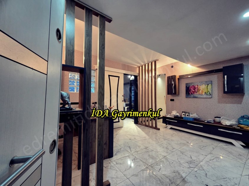 İDADAN EDREMİT GAZİCELALDE OTOGAR MEVKİİNDE DONANIMLI SATILIK 2+1 OFİS