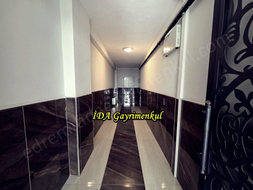 İDADAN EDREMİT T.MURATTA DİŞ HAST.MEVKİİNDE ÖN CEPHE SATILIK 2+1