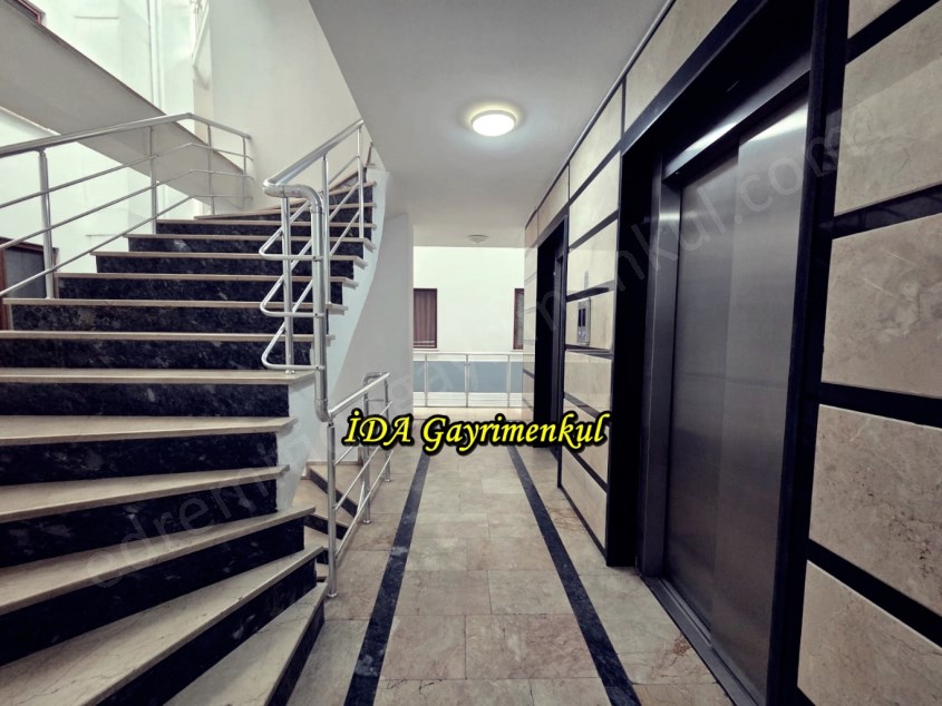 İDADAN EDREMİT HAMİDİYEDE MUHTEŞEM KONUMDA KAPALI OTOPARKLI ARAKAT KİRALIK 3+1