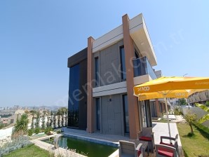 KUŞADASI KARAOVADA, SATILIK, SİTE İÇİNDE, ÖZEL HAVUZLU, MÜSTAKİL, 4+1 VİLLA...