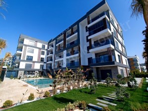 Kuşadasında Satılık havuzlu sitede 2+1 daire…