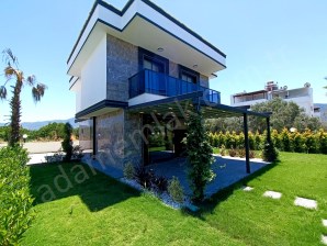Kuşadasında satılık geniş bahçeli 3+1  sıfır müstakil villa.