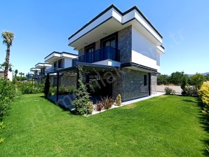 Kuşadasında satılık geniş bahçeli 4+1 sıfır müstakil villa.