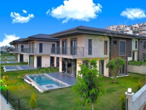 Kuşadası Güzelçamlıda satılık, 4+1, sıfır lüks villa.