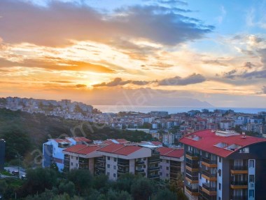 Kuşadasında Satılık Deniz ve Şehir Manzaralı, Bakımlı, 4+1 Dubleks Daire