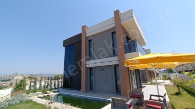 KUŞADASI KARAOVADA, SATILIK, SİTE İÇİNDE, ÖZEL HAVUZLU, MÜSTAKİL, 4+1 VİLLA...