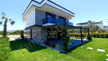 Kuşadasında satılık geniş bahçeli 3+1  sıfır müstakil villa.