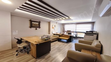 Kuşadası Merkezde, adliyeye yakın, taşıt trafiği olan sokakta Kiralık ofis  daire