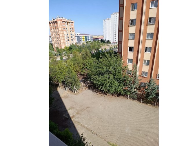 ÜÇ KUYU ESKİ TOKİDE SATILIK 2+1 ARAKAT DAİRE 