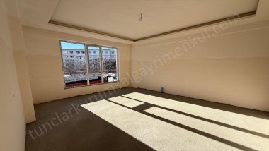 HUZUREVLERİ NİL KOLEJİ CİVARI ER YAPI DA SIFIR 2+1 ACİL SATILIK DAİRE 