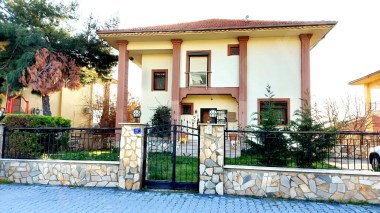 KUŞADASINDA ÇOK ÖZEL BİR MÜLK... TİCARİ KULLANIMA DA UYGUN
