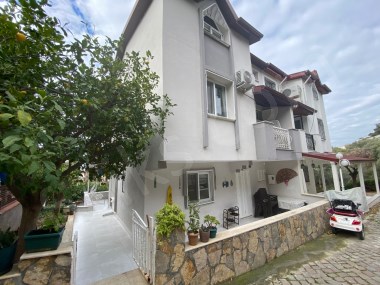 Kuşadası marina mevkiinde deniz manzaralı 4 katlı villa