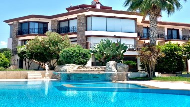 KUŞADASI KARAOVA MEVKİİ KİRALIK 11+3 ODALI MALİKANE