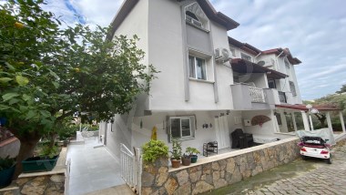 Kuşadası marina mevkiinde deniz manzaralı 4 katlı villa