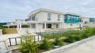 Deniz manzaralı özel havuzlu müstakil sıfır villa 
