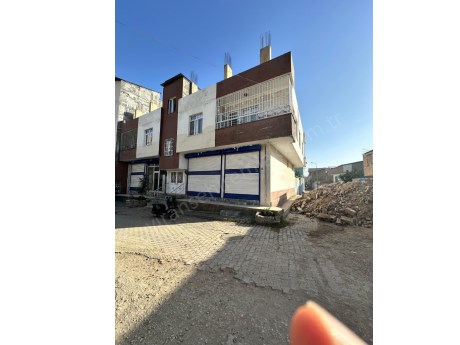 ATATÜRK MAHALLESİ SATILIK MÜSTAKİL APARTMAN 450 M2 ÜZERİNE ÖNDE 4 DÜKKAN 2 DAİRE ARKADA  MÜTAKİL EV